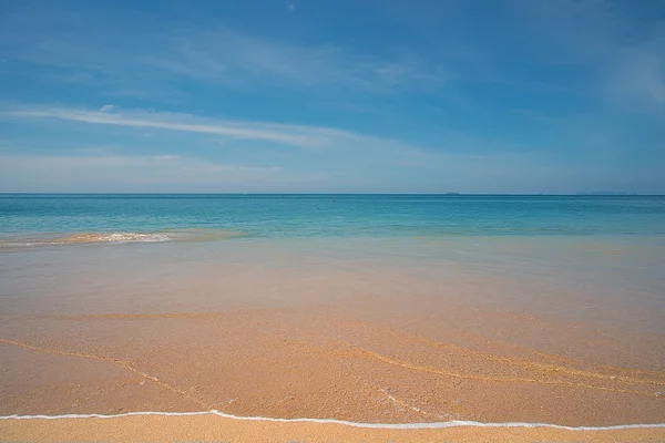 Přírodní pozadí, tropická pláž čistá voda, ostrov Lanta — Stock fotografie