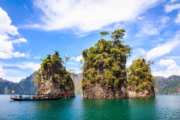 Tre rocce nel lago Cheow Lan . Fotografia Stock