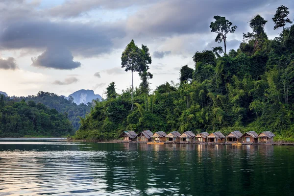 Бамбуковые хижины, плавающие в тайской деревне — стоковое фото