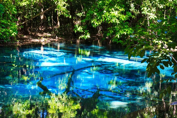 Голубой природный бассейн — стоковое фото