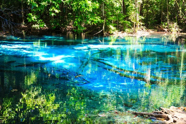 Smaragdblauer natürlicher Pool — Stockfoto