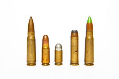 Beyaz arka plan üzerinde tüfek mermi