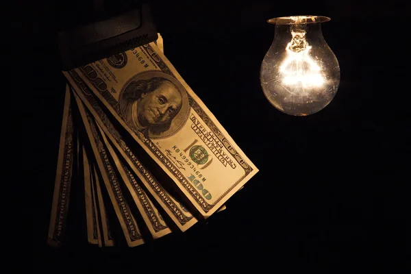 Asılı ampul dangle banka notları aydınlatıcı bir tel üzerinde — Stok fotoğraf