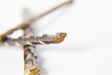 Beyaz bir arka plan üzerinde tuğla ve beton matkap bitini matkap.