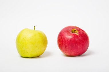 Beyaz arka plan üzerinde izole sarı ve Kırmızı elma
