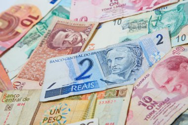 Kağıt para farklı ülkelerin kökenli. Orta Brezilya Reali