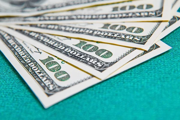 Dollars US sur la table verte — Photo