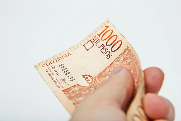 Mano masculina en posesión Moneda nacional de Colombia —  Fotos de Stock