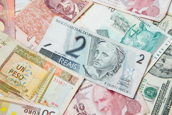 Bakgrund från pappers-pengar i de olika länderna. Brasiliansk real i mitten — Stockfoto