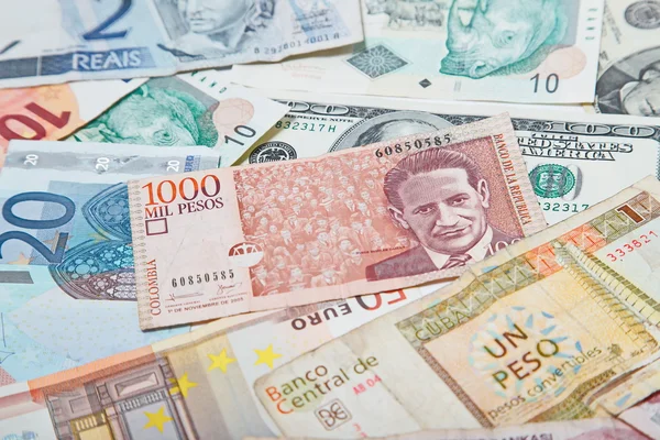 Kağıt para farklı ülkelerin kökenli. Orta Kolombiya Pezosu
