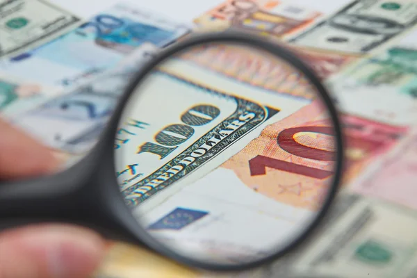 Büyüteç dünya para birimleri arasında Amerikan Doları üzerinde.