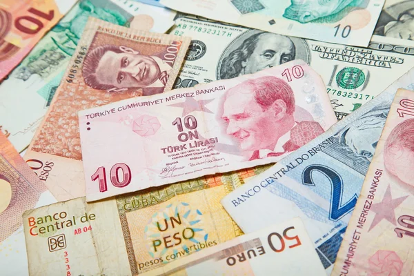 Antecedentes do papel-moeda dos diferentes países. Lira turca no meio — Fotografia de Stock