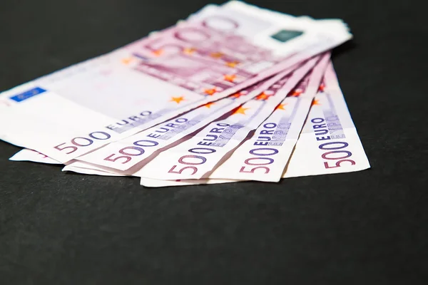 En bunt pengar fem hundra euro på en svart bakgrund — Stockfoto