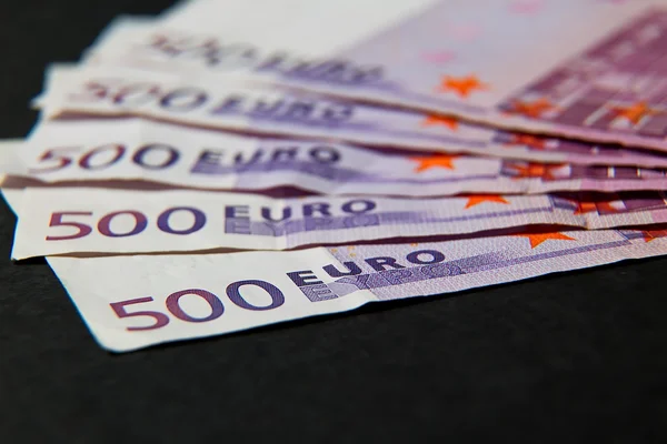 En bunt pengar fem hundra euro på en svart bakgrund — Stockfoto