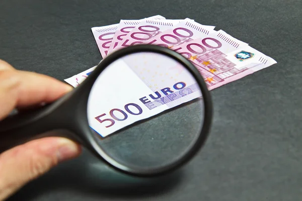 Büyüteç camı üzerinde 500 Euro