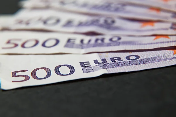 En bunt med pengar 500 euro på en svart bakgrund — Stockfoto