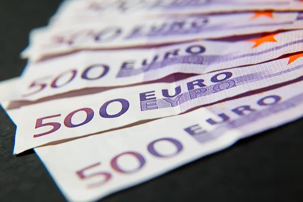 En bunt med pengar 500 euro på en svart bakgrund — Stockfoto