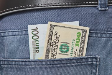 Amerikan Doları ve Euro faturaları kot pantolon cebinde arka planda