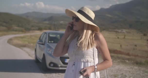 Boze Dame Met Een Zonnebril Een Kapotte Auto Buiten Stad — Stockvideo