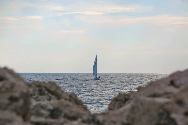 Hermoso velero vela azul mar Adriático — Foto de Stock