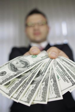 Para para cmera - Amerikan Doları faturaları için gösterilen işadamı