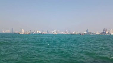 Tayland 'daki Pattaya şehrinin feribot yolculuğundan Koh Larn adasına olan panoramik görüntüsü.
