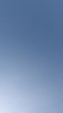 Başının üstüne inen büyük uçak, alt manzara,