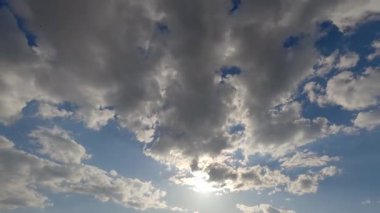 Kümülüs bulutlarının zamanı mavi gökyüzünde ilerliyor.