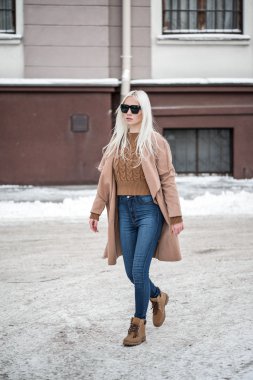 Açık havada poz güzel modeli