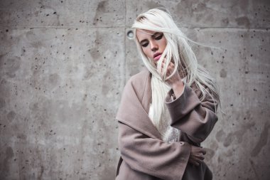 açık havada çok güzel bir kız portresi