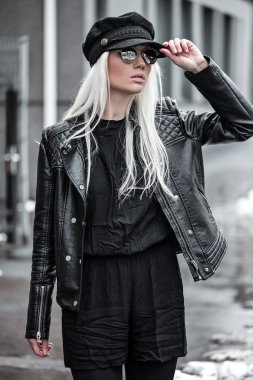 Güzel sarışın model sunglsses havada poz