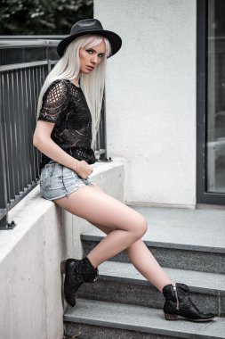 Sevimli genç kız açık havada poz