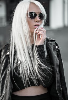 Sevimli sarışın kız sunglassses dışında giyiyor