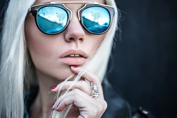 Prachtige blond meisje in sunglassses buiten — Stockfoto