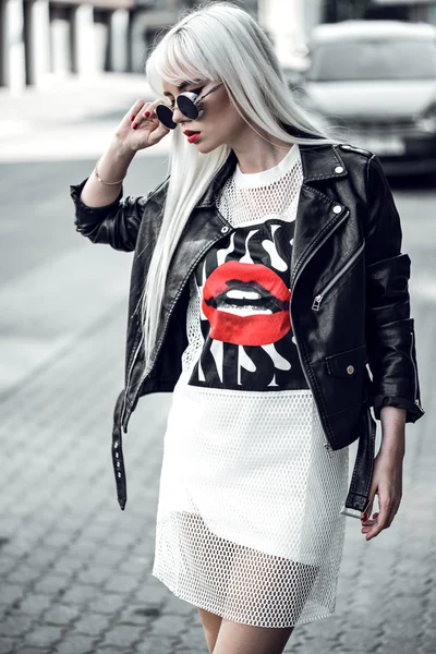 Beautiful blonde young girl in sunglassses outside — Stock Photo, Image