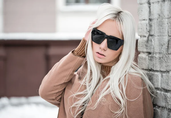 Blonde girl in sunglassses outdoors — Stock Photo, Image