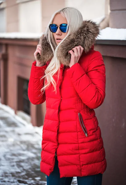 Femme blonde posant à l'extérieur — Photo