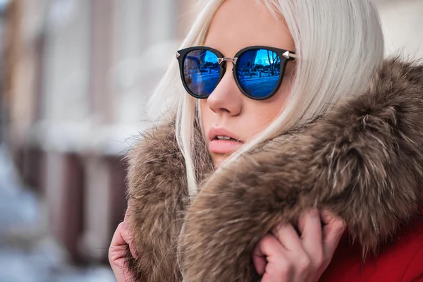 Blonde girl wearing in sunglassses outdoors — Stock Photo, Image