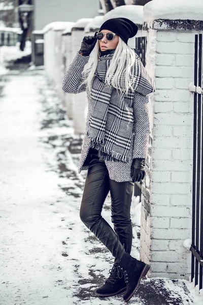 Blonde young girl posing outside — Stock Photo, Image