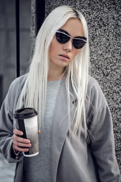 Portrait of beautiful blonde girl in sunglasses outdoors — Stock Photo, Image