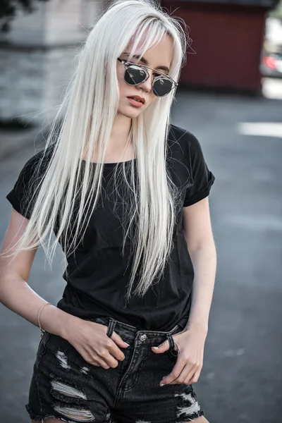 Cute young model posing outside — Stock Photo, Image