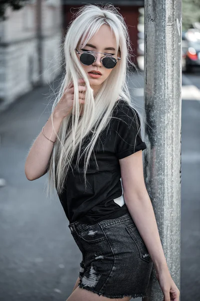Carino ragazza indossa occhiali da sole al di fuori — Foto Stock
