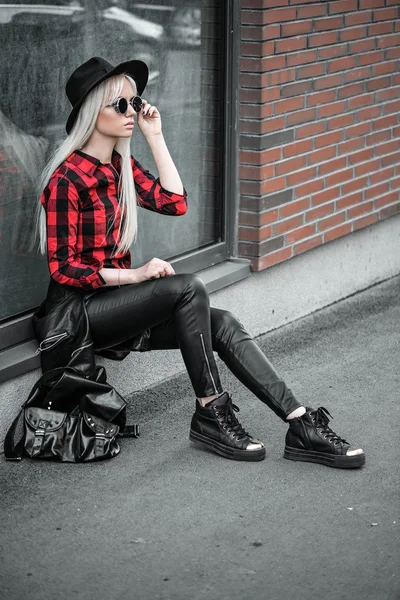 Lovely blonde girl posing outdoors — Stock Photo, Image