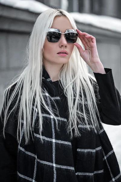 Портрет красивої блондинки в сонцезахисних окулярах на відкритому повітрі — стокове фото