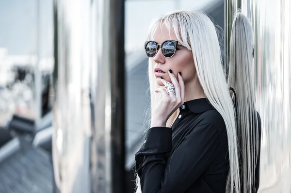 Portret van stijlvolle model in zonnebril buiten — Stockfoto