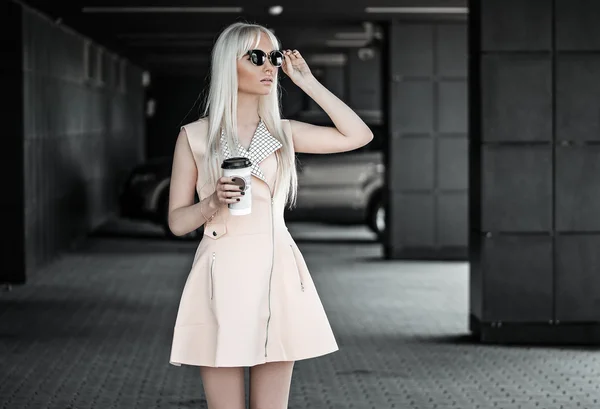 金髪の若い女性がコーヒーを屋外でポーズ — ストック写真