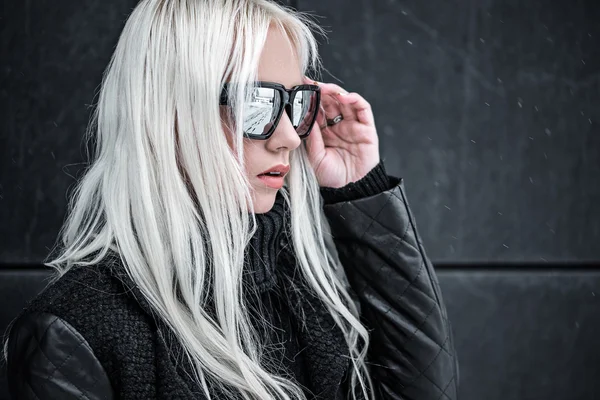 Porträtt av vacker blond modell i solglasögon outdside — Stockfoto