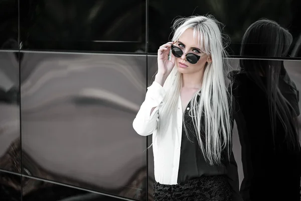 Mooie blonde meisje in sunglassses buiten — Stockfoto
