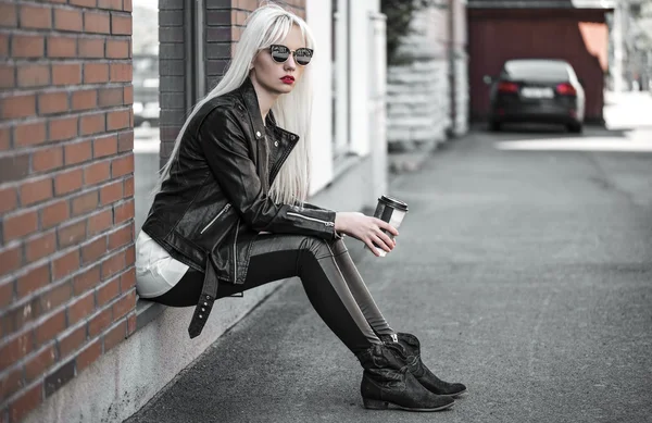 Pretty blonde model posing in sunglsses outdoors — Stock Photo, Image