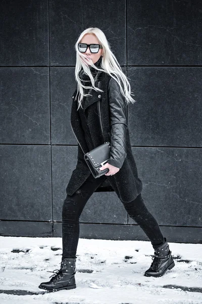 Söt blond ung modell poserar utanför — Stockfoto